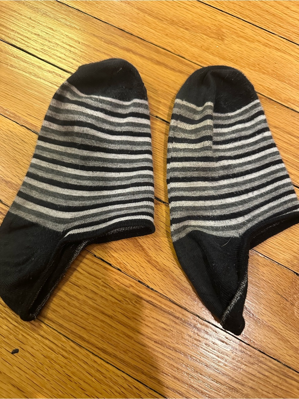 HUE Men’s No-Show Athletic Socks - Black & Gray Stripes